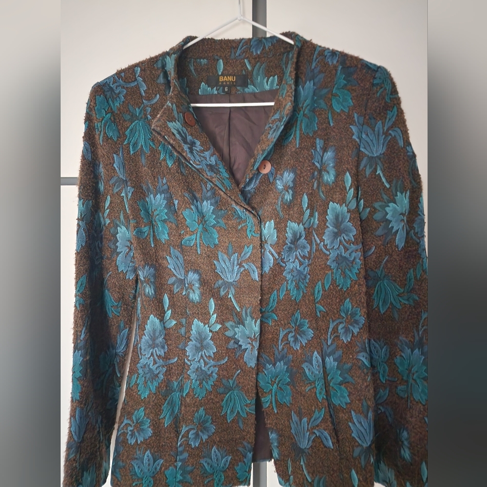 BANU Paris Womens Blazer Jacket Size 6 Fittted.Blue and brown .pit to pit 17"